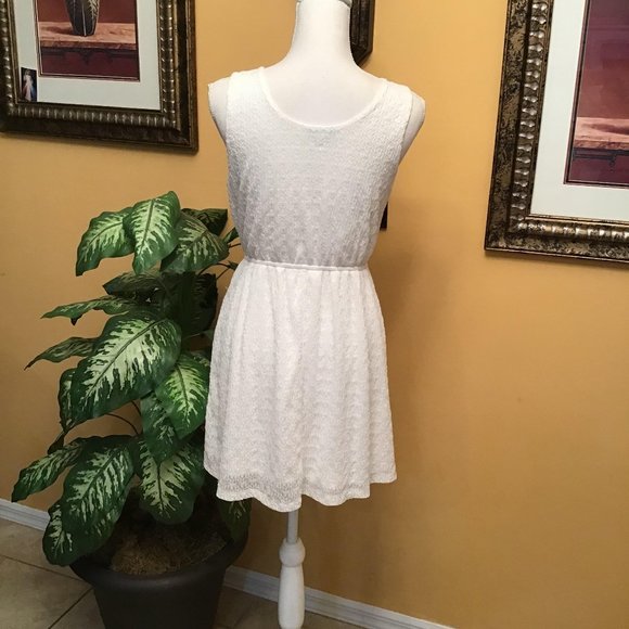 Papaya White Lace Sleeveless Dress - Picture 3 of 9